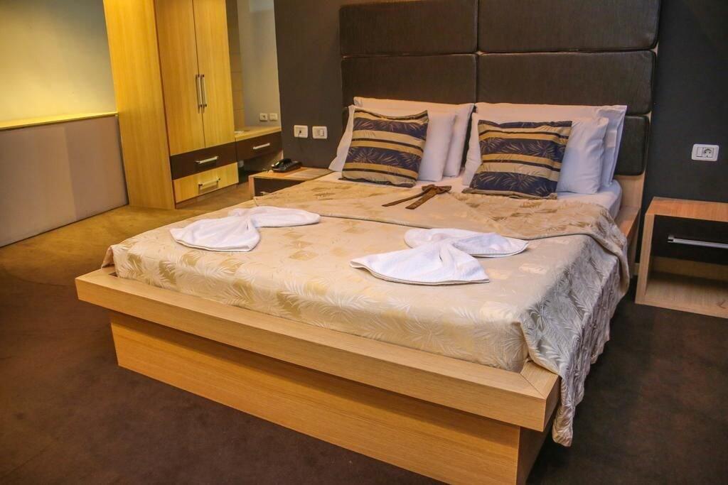 Hotel Vila Aeroport Rinas المظهر الخارجي الصورة