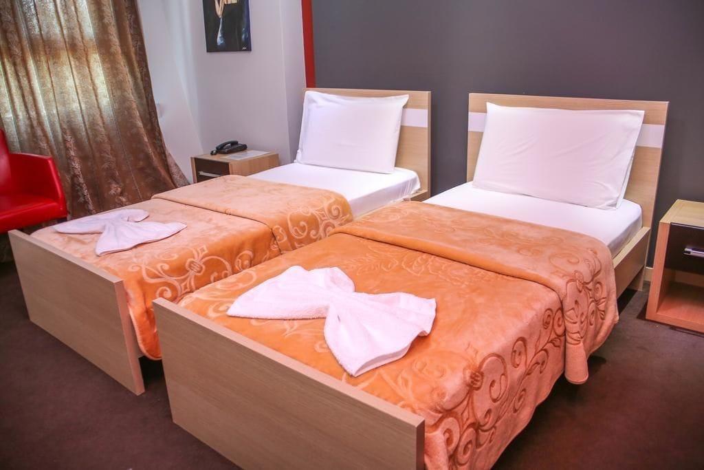 Hotel Vila Aeroport Rinas المظهر الخارجي الصورة