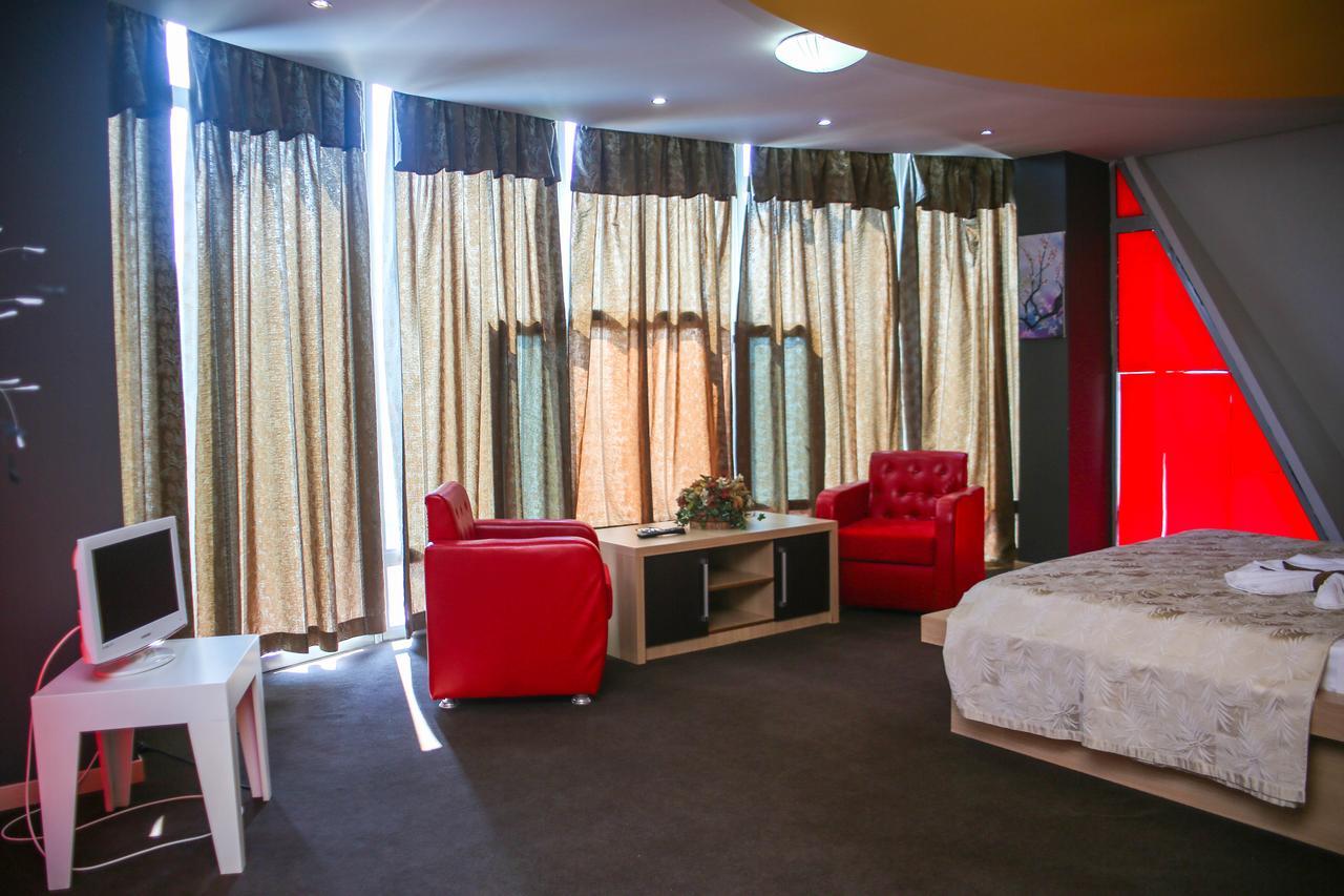 Hotel Vila Aeroport Rinas المظهر الخارجي الصورة