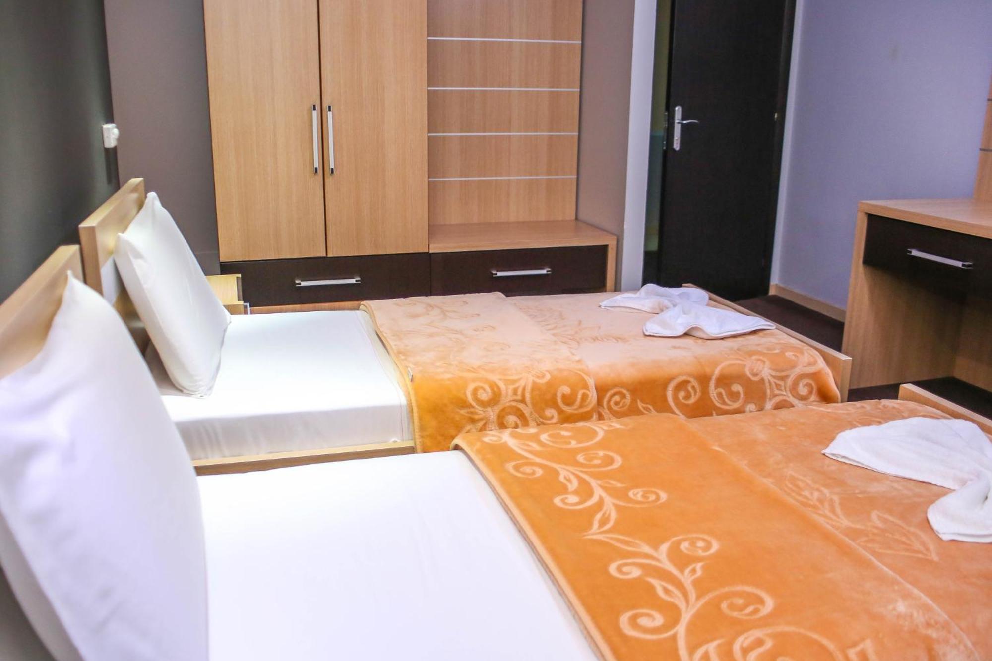Hotel Vila Aeroport Rinas المظهر الخارجي الصورة