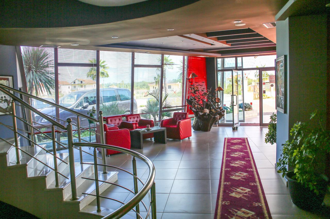 Hotel Vila Aeroport Rinas المظهر الخارجي الصورة