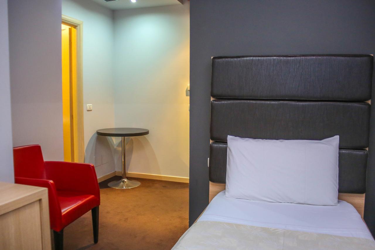 Hotel Vila Aeroport Rinas المظهر الخارجي الصورة