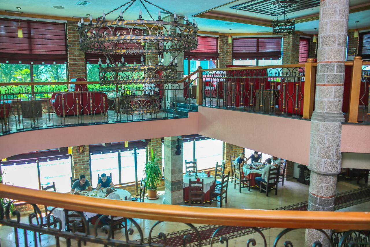 Hotel Vila Aeroport Rinas المظهر الخارجي الصورة