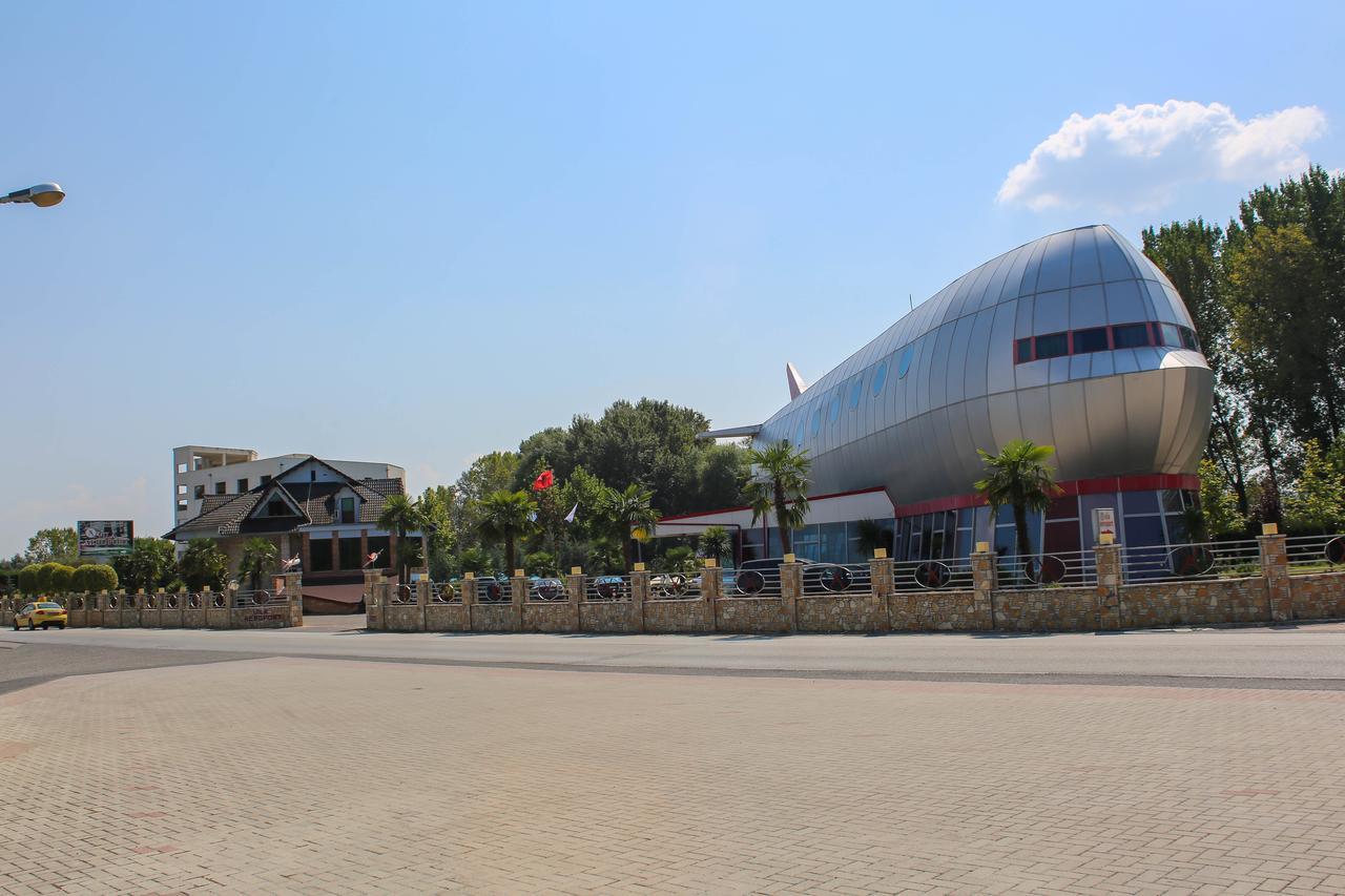 Hotel Vila Aeroport Rinas المظهر الخارجي الصورة