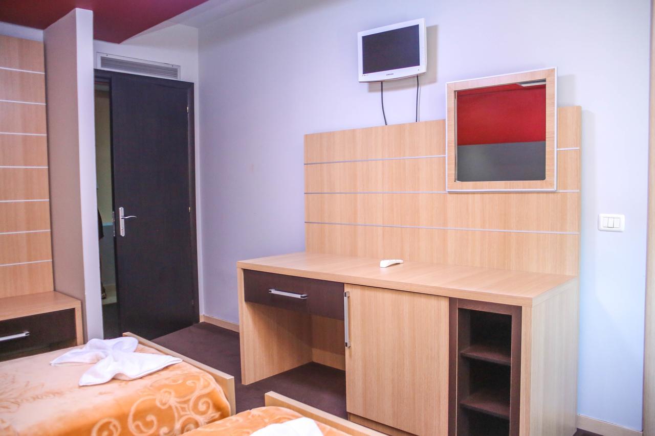 Hotel Vila Aeroport Rinas المظهر الخارجي الصورة