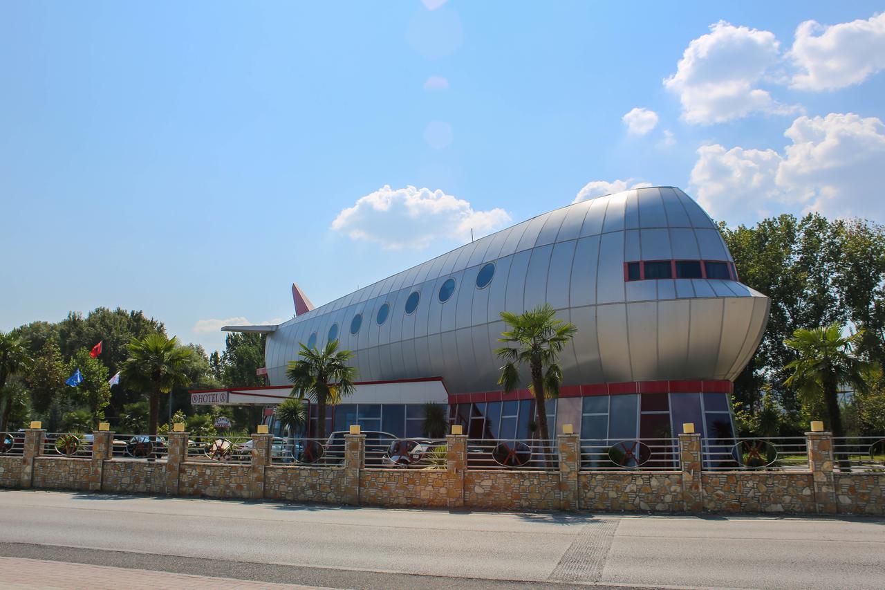 Hotel Vila Aeroport Rinas المظهر الخارجي الصورة