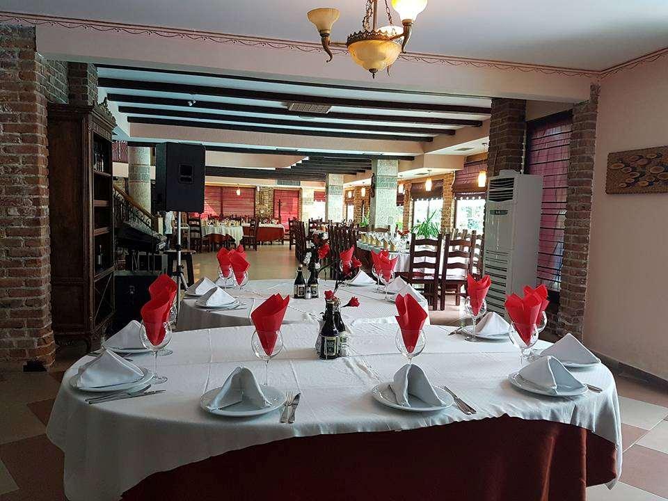 Hotel Vila Aeroport Rinas المطعم الصورة