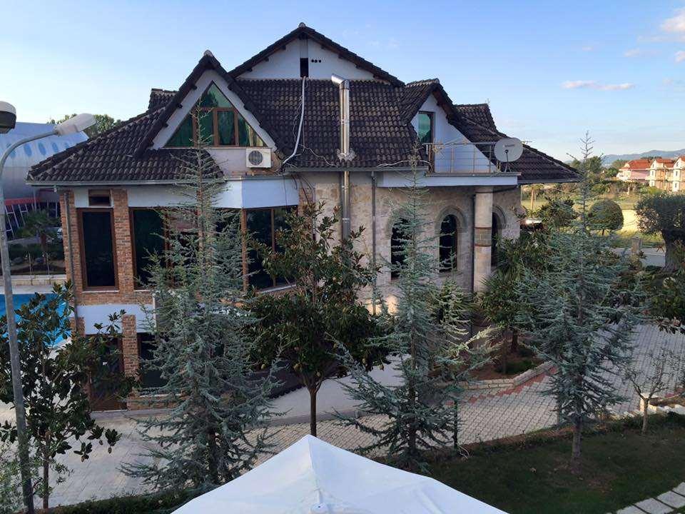 Hotel Vila Aeroport Rinas المظهر الخارجي الصورة